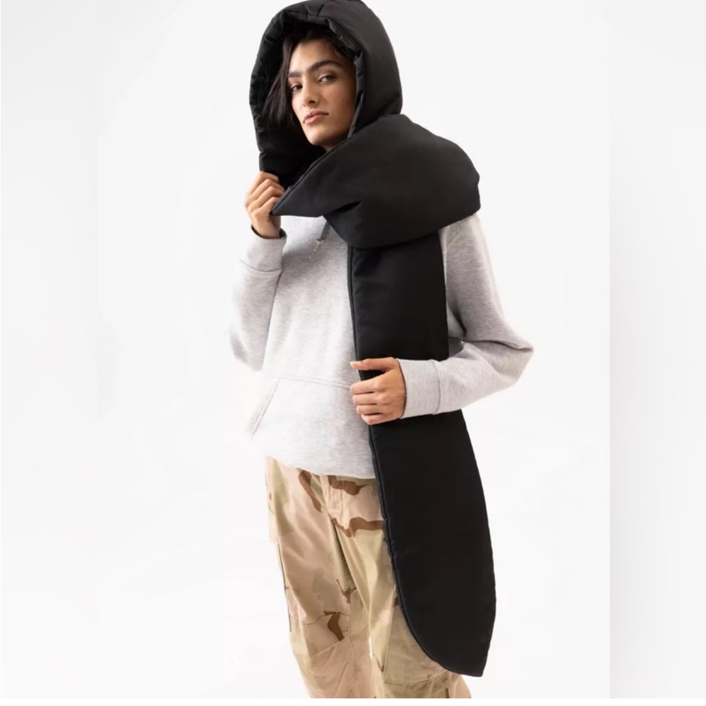 URBAN OUTFITTERS + Saemdi Padded Hooded Scarf